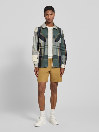 Mannenmodel draagt Regular Fit Hemdjacke aus reiner Baumwolle model 'ETTRICK' van Barbour in groene en beige tinten, heren, ganzichaam van voren.