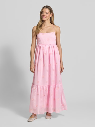 Frauenmodel trägt Midikleid aus Lyocell-Mix Modell 'Cherish' von SUNCOO PARIS mit floraler Zierbesatz und Spaghetti-Träger, rosa Farbe, Ganzkörperansicht von vorne. Rückenlänge bei Größe S: 118 cm, Brustweite bei Größe S: 27 cm.
