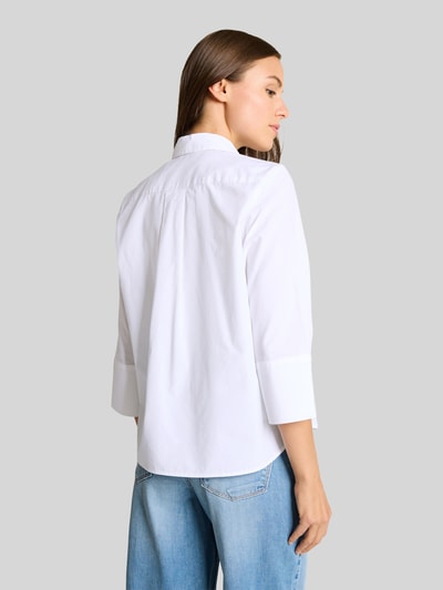 Frauenmodel trägt Regular Fit Hemdbluse aus Lyocell-Baumwoll-Mix von Tom Tailor, Optik: Unifarben, Popeline, weiße glatte Textur, Ganzkörperansicht Rückansicht.