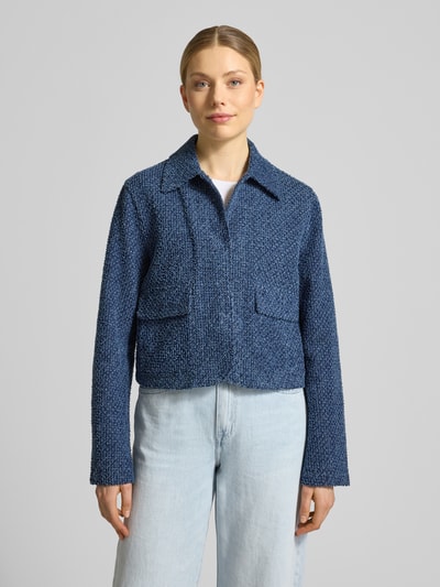 Kobiece modelka nosi Blazer in Bouclé-Optik mit verdecktem Verschluss von Jake*s Collection, bawełna, prosty krój, imitacja bouclé, kołnierzyk typu kent, zapięcie kryte, kieszenie z patką, długość tyłu w rozmiarze 36: 50 cm, szerokość w rozmiarze 36: 52 cm, długość rękawów w rozmiarze 36: 63 cm, zdjęcie całego przodu.