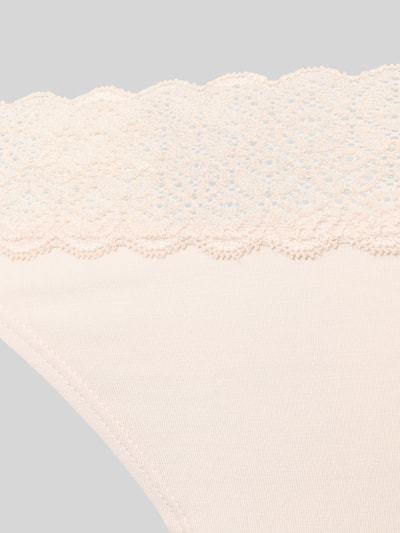 Produktfoto, String mit Spitze am Bund von Jake*s Casual, Modal-Mix mit Stretch-Anteil, Körpernaher-Schnitt, Bund mit Spitze, cremefarben, feine Struktur