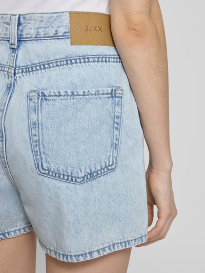 Frauenmodel trägt Skort mit Knopfverschluss Modell 'GRETA' von JJXX in Denim-Optik, reine Baumwolle, Gesäßtasche, Detailaufnahme Rücken.
