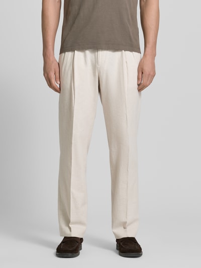 Männermodel trägt Anzughose aus Leinen-Mix mit Bügelfalten von MCNEAL in Beige, Wide-Fit, Haken-, Knopf- und Reißverschluss, Nahaufnahme Oberkörper.