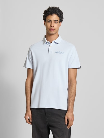 Mannelijk model draagt Regular Fit Poloshirt uit puur katoen van Replay, polokraag, labelstitching, korte mouw, ruglengte maat M 73 cm, frontale lichaamsopname.