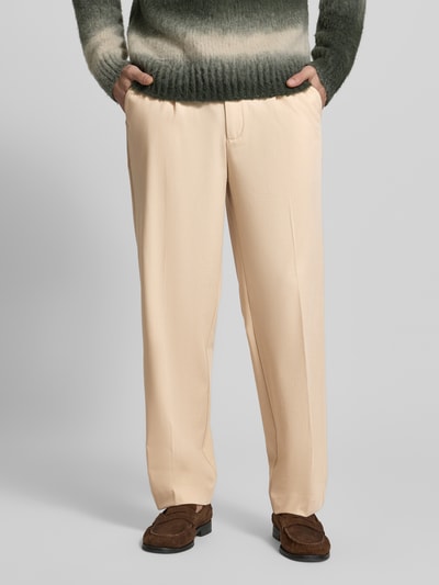 Männermodel trägt Straight Fit Stoffhose mit Viskose-Anteil van MCNEAL, beige kleur, steekzakken, elastische band, Ganzkörperansicht von vorne.