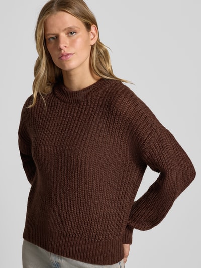 Vrouwenmodel draagt Regular fit pullover uit materiaalmix met alpaca-aandeel model 'Slogeryna_B' van HUGO, Dames pullover, bruin met grove textuur, Nahaufnahme Oberkörper.