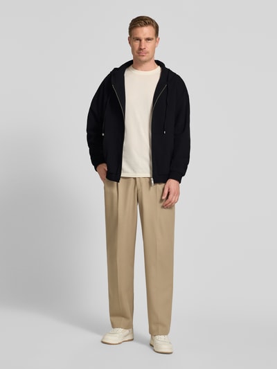 Männermodel trägt Relaxed Fit Sweatjacke aus reiner Baumwolle Modell 'Hootailored262X' von HUGO, Optik: Unifarben, Ganzkörperansicht von vorne.