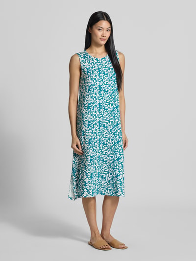 Frauenmodel trägt Relaxed Fit Midikleid aus Viskose-Mix Modell 'Paisley' von ZABAIONE mit floralen Muster, ärmellos, Ganzkörperansicht von vorne. Elastischer Material-Mix, Rundhalsausschnitt, Rückenlänge 108 cm, Brustweite 45 cm.