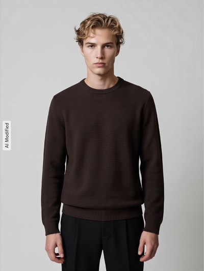 Männermodel trägt dunkelbraunen Regular Fit Pullover aus reiner Baumwolle von Marc O'Polo DENIM, dezente Textur, Ganzkörperansicht von vorne, KI-modifiziertes Bild.