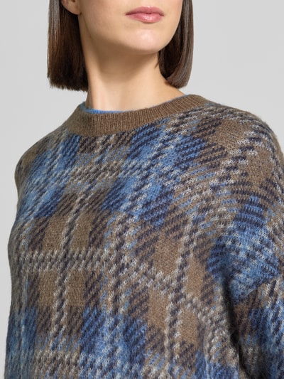 Frauenmodel trägt Strickpullover im Allover-Look mit Rundhalsausschnitt von Oui, Material-Mix mit Mohair-Anteil, Nahaufnahme Oberkörper.