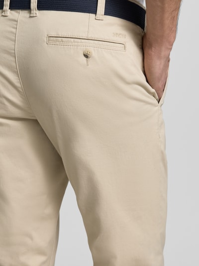 Männermodel trägt Stoffhose mit französischen Eingrifftaschen von MCNEAL, Baumwoll-Elasthan-Mix, Unifarben-Design, Detailaufnahme Rückansicht.