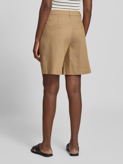 Frauenmodel trägt Bermudas mit Gesäßtaschen Modell 'HAYE' von FREE/QUENT in Beige, Material-Mix mit Viskose, Ganzkörperansicht Rückansicht.