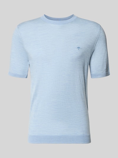 Produktfoto, hellblaues T-Shirt mit Rundhalsausschnitt und Label-Stitching von Fynch-Hatton aus Reine Baumwolle, Slim-Fit, Rückenlänge 69 cm bei Größe M