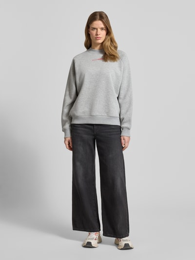 Frauenmodel trägt Sweatshirt mit Label-Print Modell 'Loretta' von LeGer by Lena Gercke in Grau, Baumwoll-Mix, Loose Fit, Ganzkörperansicht von vorne.