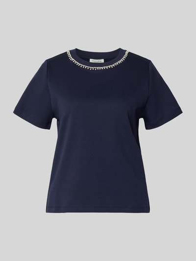 Produktfoto, T-Shirt mit Perlen und Ziersteinbesatz von Christian Berg Woman, bawełna, krój regular fit, okrągły dekolt, granatowy, długość pleców w rozmiarze S: 53 cm