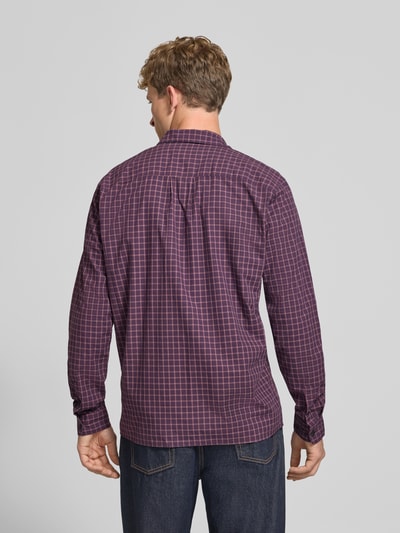 Männermodel trägt Regular Fit Freizeithemd aus reiner Baumwolle von Marc O'Polo DENIM in Lila mit feinem Karomuster, Ganzkörperansicht Rückansicht.