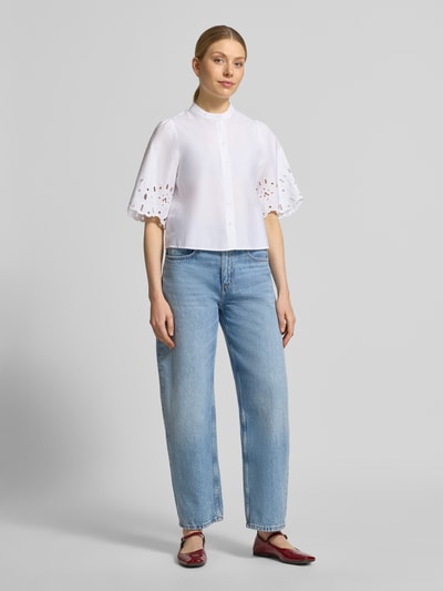 Vrouwenmodel draagt witte relaxed fit dames blouse van puur katoen met ajourwerk, halflange mouwen, opstaande kraag, knoopsluiting, model 'Marika' van GUIDO MARIA KRETSCHMER WOMAN, vooraanzicht volledige lichaamsopname.