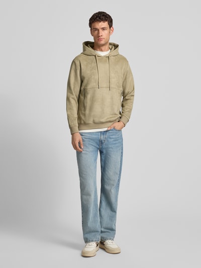 Männermodel trägt Regular Fit Hoodie mit Reißverschlusstaschen von Antony Morato in Beige, Material-Mix, Ganzkörperansicht von vorne.