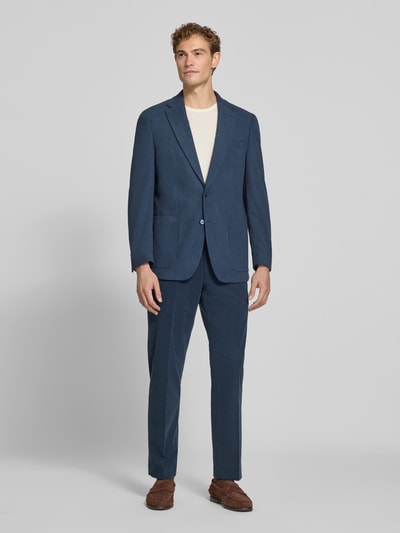 Männermodel trägt Regular Fit Sakko in Cord-Optik Modell 'Glenny' von Christian Berg Men in Blau, Ganzkörperansicht von vorne.