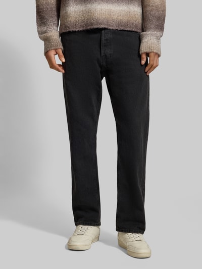 Männermodel trägt Relaxed Fit Jeans mit Eingrifftaschen Modell 'CHRIS' von Jack & Jones, Reine Baumwolle, schwarze Denim-Optik, Nahaufnahme Oberkörper