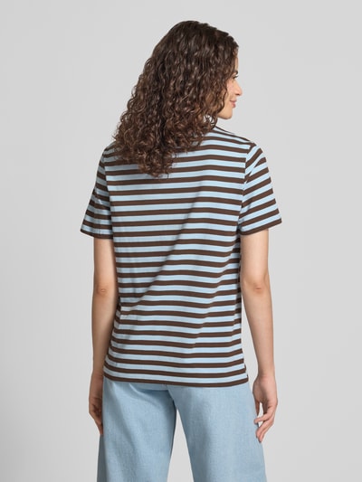 Frauenmodel trägt Regular Fit T-Shirt aus reiner Baumwolle Modell 'RIA' von PIECES mit braun-blauen Streifen, Damen T-Shirt, Ganzkörperansicht Rückansicht.