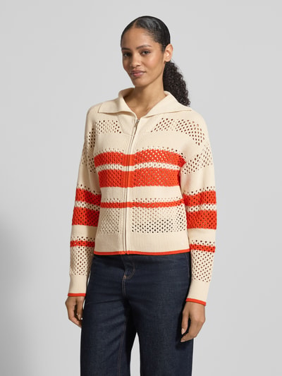 Vrouwenmodel draagt Cardigan mit Umlegekragen und Reißverschluss van Jake*s Casual van puur katoen, regular fit, platte kraag, ritssluiting, crèmekleurig met oranje strepen en opengewerkte textuur, ruglengte maat S 52 cm, mouwlengte 56 cm, geheel aanzicht van voren.
