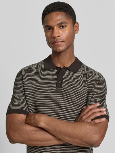 Männermodel trägt Slim Fit Strick-Poloshirt in Two-Tone-Machart Modell 'Triton' von Drykorn, Nahaufnahme Oberkörper, reine Baumwolle.
