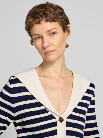 Frauenmodel trägt Cardigan aus Viskose-Mix mit 1/2-Arm von Rich & Royal, navy-weiß gestreift, Umlegekragen, Knopfleiste, Nahaufnahme Oberkörper.