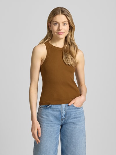 Modelka kobieca ma na sobie brązowy Tanktop mit Rundhalsausschnitt Modell 'CYNDA' od Bash z bawełny, krój slim fit, drobny prążek, widok całej sylwetki z przodu.