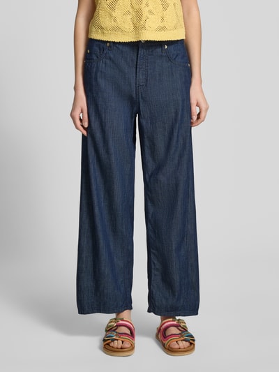 Frauenmodel trägt Barrel Fit Jeans aus reiner Baumwolle Modell 'ORIA' von Cambio in Denim-Optik mit Label-Patch, 5-Pocket-Design, Twill-Materialverarbeitung, Ganzkörperansicht von vorne.