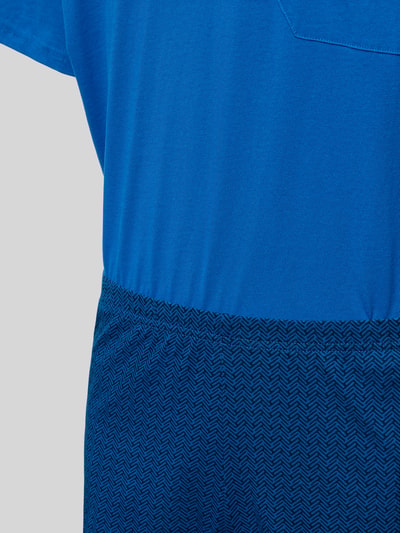 Productfoto, Relaxed Fit Pyjama Set im kurzärmeliges Design Modell 'Comfort' van Schiesser voor heren van puur katoen met borstzak, V-hals en korte broek met elastische band, blauw met fijne structuur
