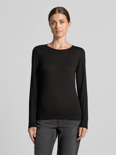 Frauenmodel trägt Longsleeve mit Rundhalsausschnitt Modell 'Liana' von FREE/QUENT, Schwarz, glatte Textur, gerader Schnitt, Ganzkörperansicht von vorne, Viskose-Elasthan-Mix, Rückenlänge Größe S 56 cm