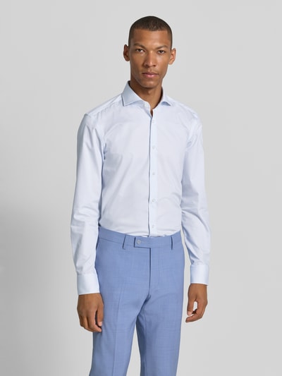 Männermodel trägt weiß-blaues Slim-Fit Businesshemd aus Baumwolle, Modell 'H-HANK-SP-B1' von BOSS, Nahaufnahme Oberkörper, Herren Businesshemd
