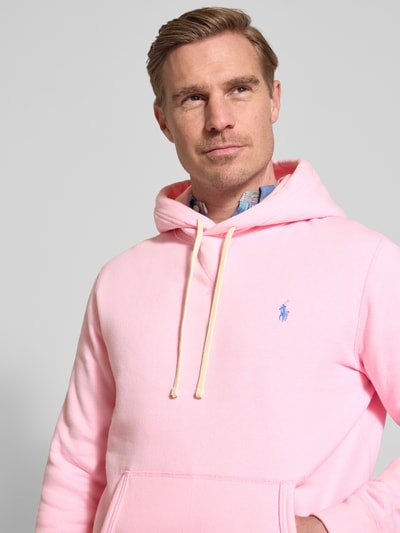 Männermodel trägt Regular Fit Hoodie aus Baumwoll-Mix von Polo Ralph Lauren in Optik: Unifarben mit Logo-Detail, Nahaufnahme Oberkörper.