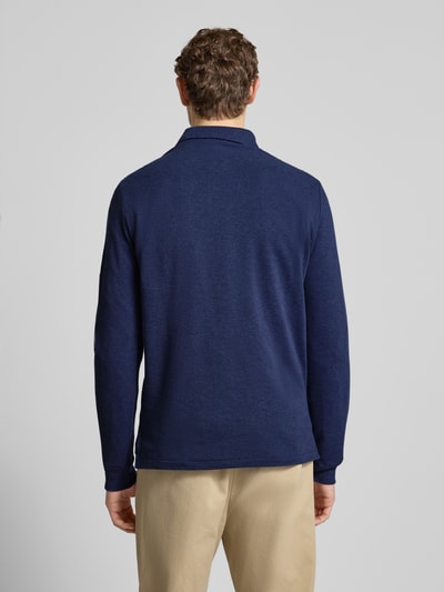 Männermodel trägt Slim Fit Poloshirt aus reiner Baumwolle von Polo Ralph Lauren in Dunkelblau, Piqué-Struktur, Rückansicht Ganzkörperansicht.