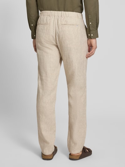 Männermodel trägt Leinenhose mit Eingrifftaschen Modell 'Pandrup' von Casual Friday, beigefarbene Textur, Ganzkörperansicht Rückansicht. Reines Leinen, Regular Fit.