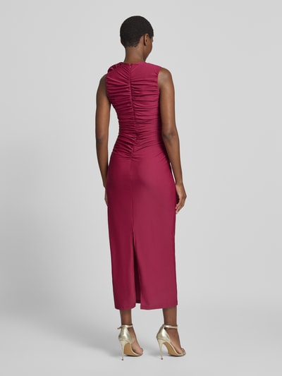 Frauenmodel trägt Cocktailkleid mit floralen Applikationen Modell 'DONA' von YAS, Midikleid aus Satin in kräftigem Rot, Ganzkörperansicht Rückansicht.
