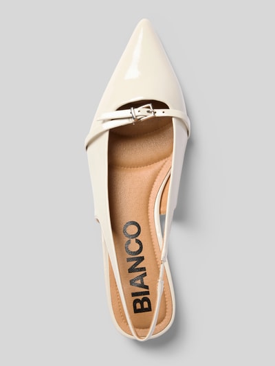 Produktfoto, Pumps mit Zierschnalle von BIANCO in Creme mit glatter Sohle, spitzer Passform, offener Ferse, Absatzhöhe 2 cm, Schaftweite 20 cm