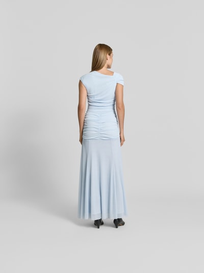 Frauenmodel trägt Maxikleid in asymmetrischem Design von ROTATE aus elastischem Material-Mix in Hellblau, Raffungen, Ganzkörperansicht Rückansicht