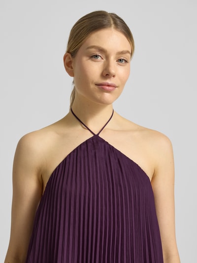 Modelka kobieca nosi Cocktailkleid mit Leinen-Anteil von Jake*s Cocktail w kolorze fioletowym, plisy, mieszanka lyocellu i lnu, wiązanie na szyi, sukienka midi, szerokość w rozmiarze 36: 34 cm, długość tyłu 101 cm, ujęcie: zbliżenie górnej części ciała z przodu