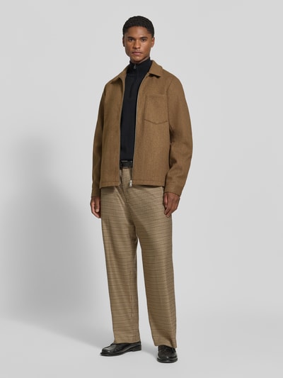 Männermodel trägt Jacke mit Brusttasche und Kentkragen Modell 'ROLFSTED' von Casual Friday, kastanienbraun, gerader Schnitt, Ganzkörperansicht von vorne.