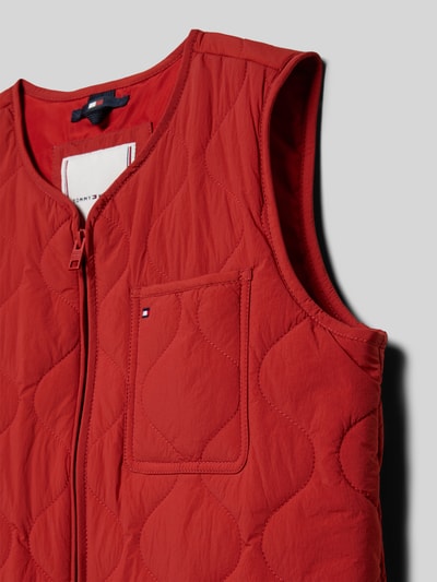 Produktfoto, Regular Fit Kamizelka pikowana z kieszenią na piersi z detalem logo od Tommy Hilfiger Teens, efekt: jednolity kolor, zamek błyskawiczny, bez kołnierza, tekstura pikowana.