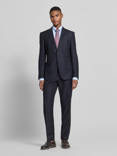Männermodel trägt Regular Fit Business-Hemd mit Button-Down-Kragen von OLYMP, Reine Baumwolle, Unifarbenes-Design, Ganzkörperansicht von vorne.