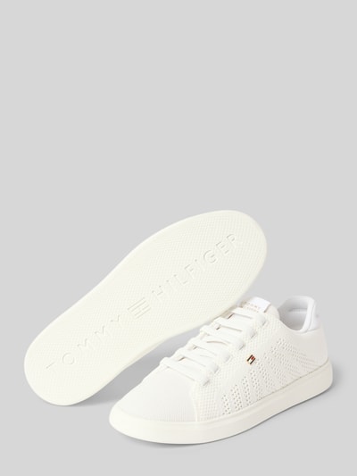 Produktfoto, weiße Sneaker in Strickoptik mit Logo-Detail von Tommy Hilfiger; Damen Sneaker von Tommy Hilfiger; strukturierte Oberfläche