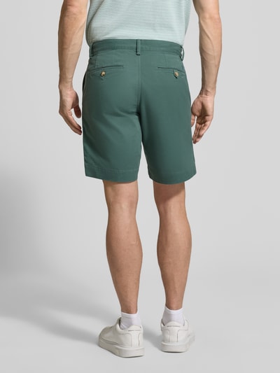 Männermodel trägt Straight Fit Chinoshorts aus Baumwoll-Mix von Polo Ralph Lauren, Optik: Unifarben, Ganzkörperansicht Rückansicht.
