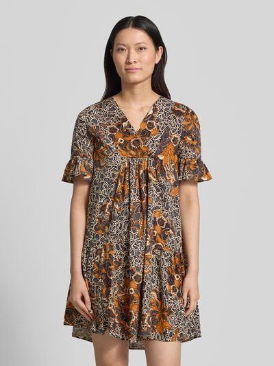 Frauenmodel trägt A-Linien Kaftankleid aus reiner Baumwolle Modell 'FUOCO' von Weekend Max Mara, Optik:Allover-Muster, A-Linie, Midi-Länge, Rundhals, Ärmelform: Kurzarm, Ärmelabschluss: Volants, Saum: Gerade, Materialverarbeitung: Jersey, Material: Reine Baumwolle, warme Brauntöne und kontrastreiche Muster, Ganzkörperansicht von vorne.