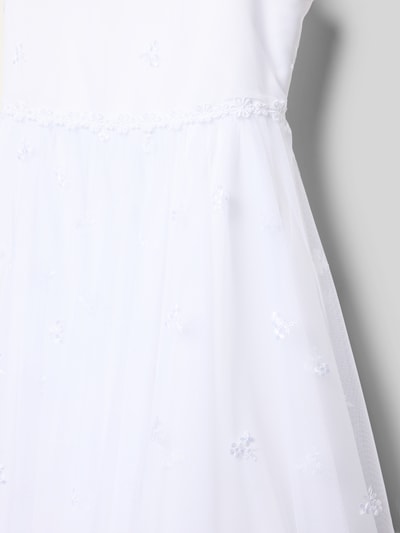 Mädchen trägt Minikleid mit Rundhalsausschnitt von Weise, taillierter Schnitt, blickdichtes Unterkleid, Nahaufnahme Oberkörper.
