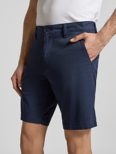 Männermodel trägt Bermudas mit Gesäßtaschen von Levi's®, Baumwoll-Elasthan-Mix, gerader Schnitt, Nahaufnahme Oberkörper.