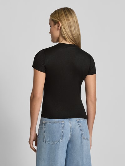 Vrouwenmodel draagt gebreid shirt van viscosemix Model 'LICIA' van GUESS, zwarte kleur, slim fit, ruglengte maat S 52 cm, Ganzkörperansicht Rückansicht.