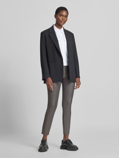 Frauenmodel trägt Skinny Fit Kunstlederhose mit elastischem Bund Modell 'RESA' von Raffaello Rossi, Damen Leder- / Kunstlederhose, Ganzkörperansicht von vorne.